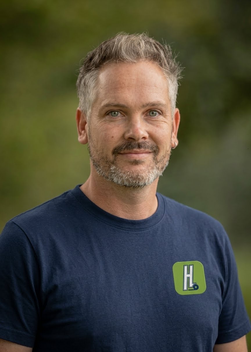 Rens Hoenselaar in een shirt met het logo